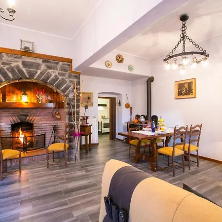 Sleeps 7 Mezzegra