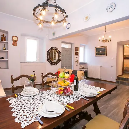 Nyaraló Sleeps 7 Mezzegra
